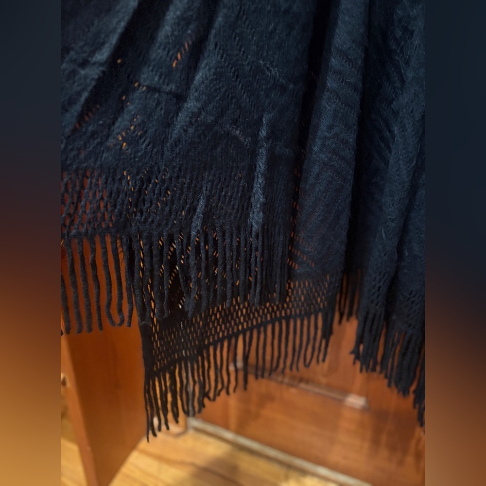 Nine West One Size Raschel Fringe Hem Knit Ruana - Picture 9 of 17